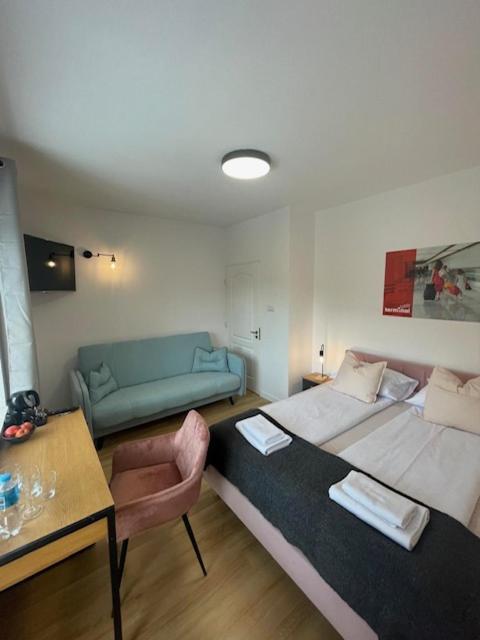 Auberge de jeunesse Terminal Family Airport à Poznań Extérieur photo